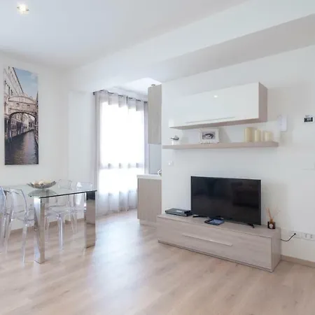 & Cozy Apartment Venice